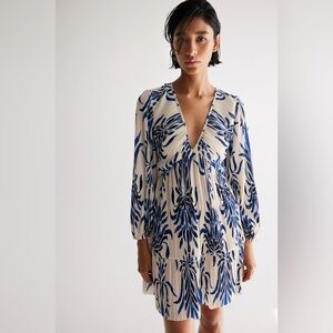 Blue and white plisse midi dress - long sleeve